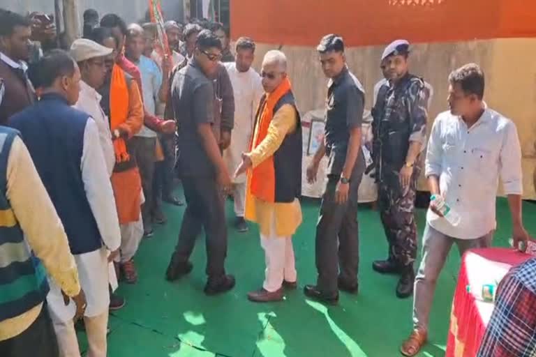 Dilip Ghosh Gosaba : গোসাবায় দিলীপ ঘোষের সভায় হঠাৎ বিপত্তি! সেলফি আবদারে ভেঙে পড়ল মঞ্চ, অল্পের জন্য রক্ষা বিজেপি নেতার