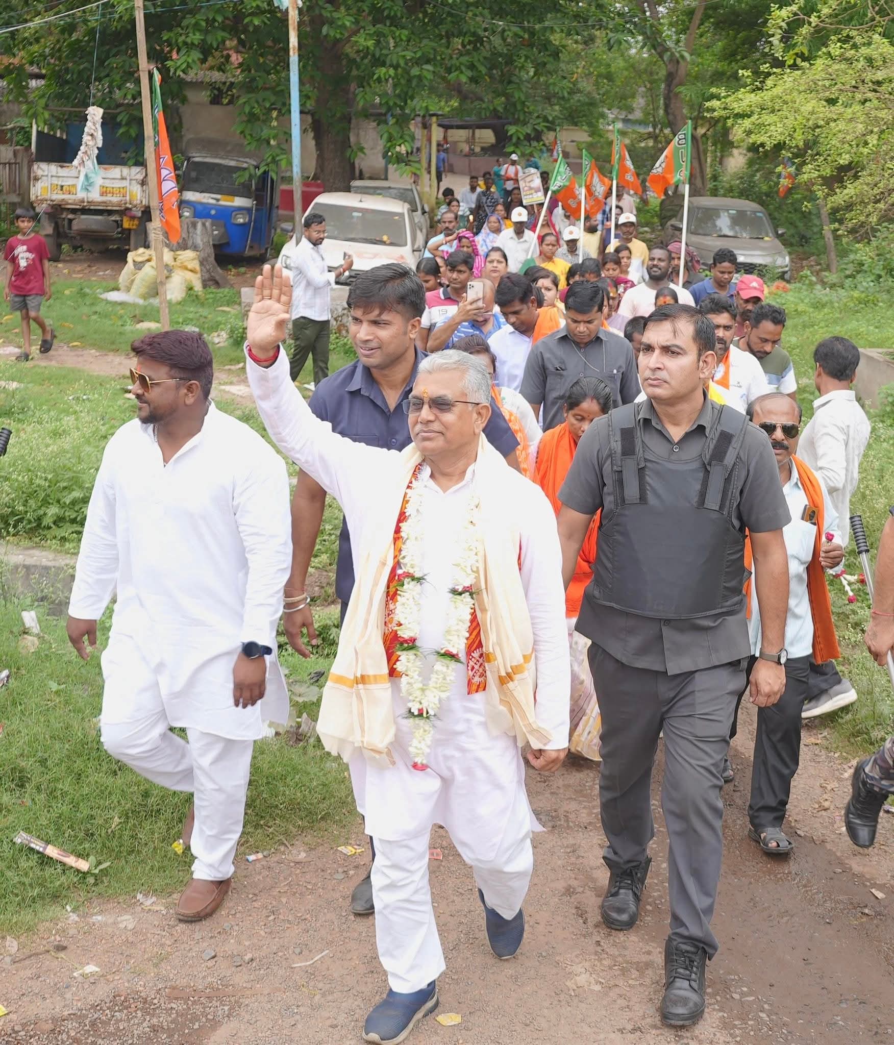 Dilip Ghosh Bulldozer : '৪ তারিখের পর এখানে থাকতে পারবে? খুব খারাপ সময় আসছে, বুলডোজার চলবে' তৃণমূল কর্মীদের হুঁশিয়ারি দিলীপ ঘোষের