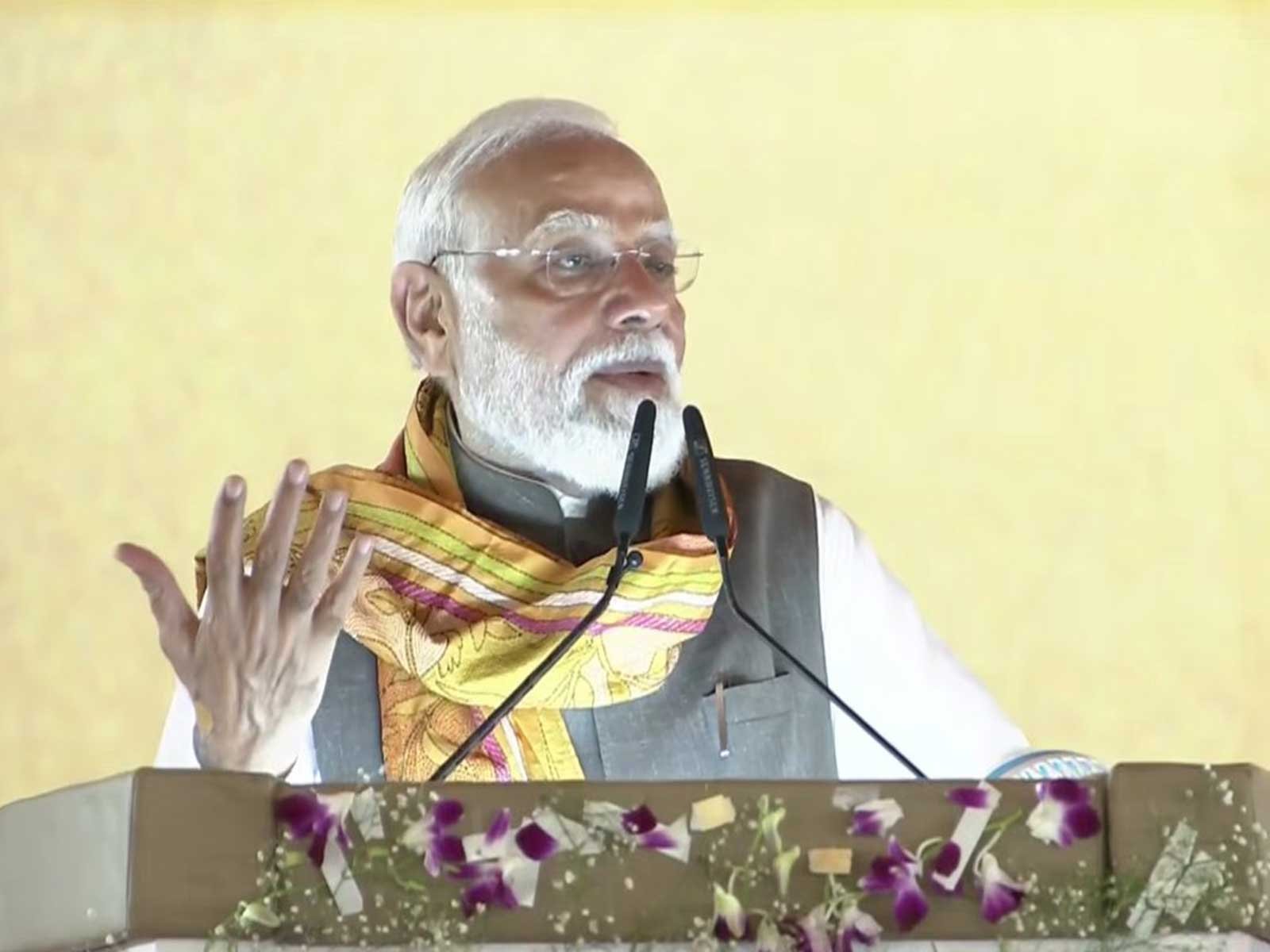 তারকেশ্বর থেকে মোদীর হুঙ্কার! ‘কংগ্রেস-তৃণমূল বাংলার জন্য গর্ত খুঁড়েছিল, ডবল ইঞ্জিন সরকার সুপার স্পিডে তা ভরাট করছে’