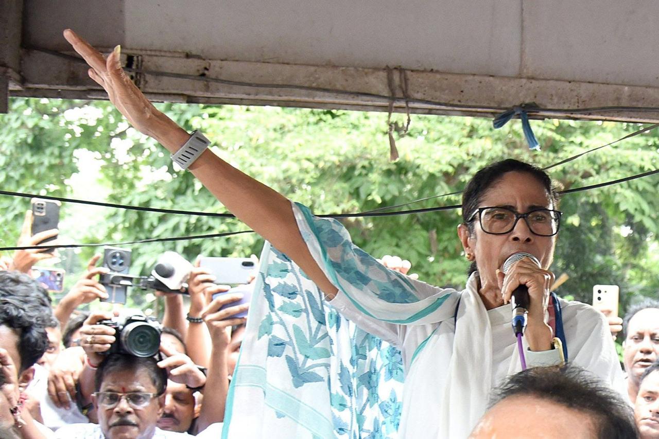 Mamata Banerjee : ধর্মতলায় মমতার হুঙ্কার! ‘মারলে মারো, মাথা নত করব না’ বিজেপির বিরুদ্ধে রাস্তায় নেমেই বিস্ফোরক বার্তা