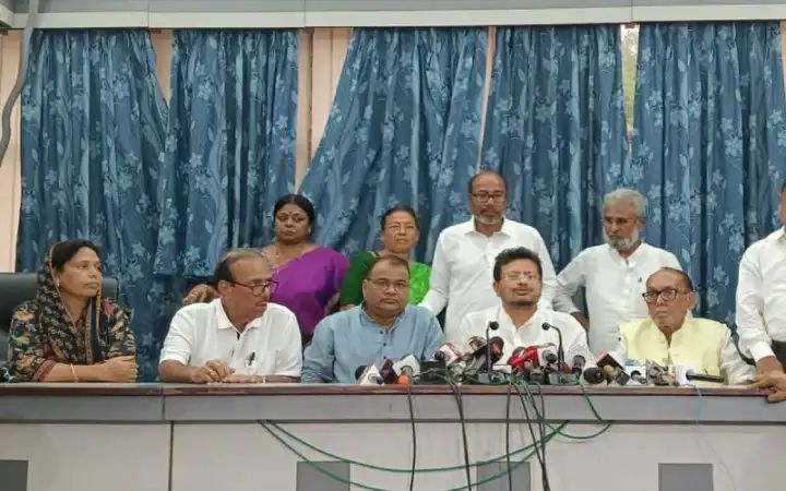তৃণমূলে মহাভাঙন! শোভনদেবকে সরিয়ে বিরোধী দলনেতা ঋতব্রত, ৫৮ বিধায়কের সমর্থনে বড় ধাক্কা অভিষেককে