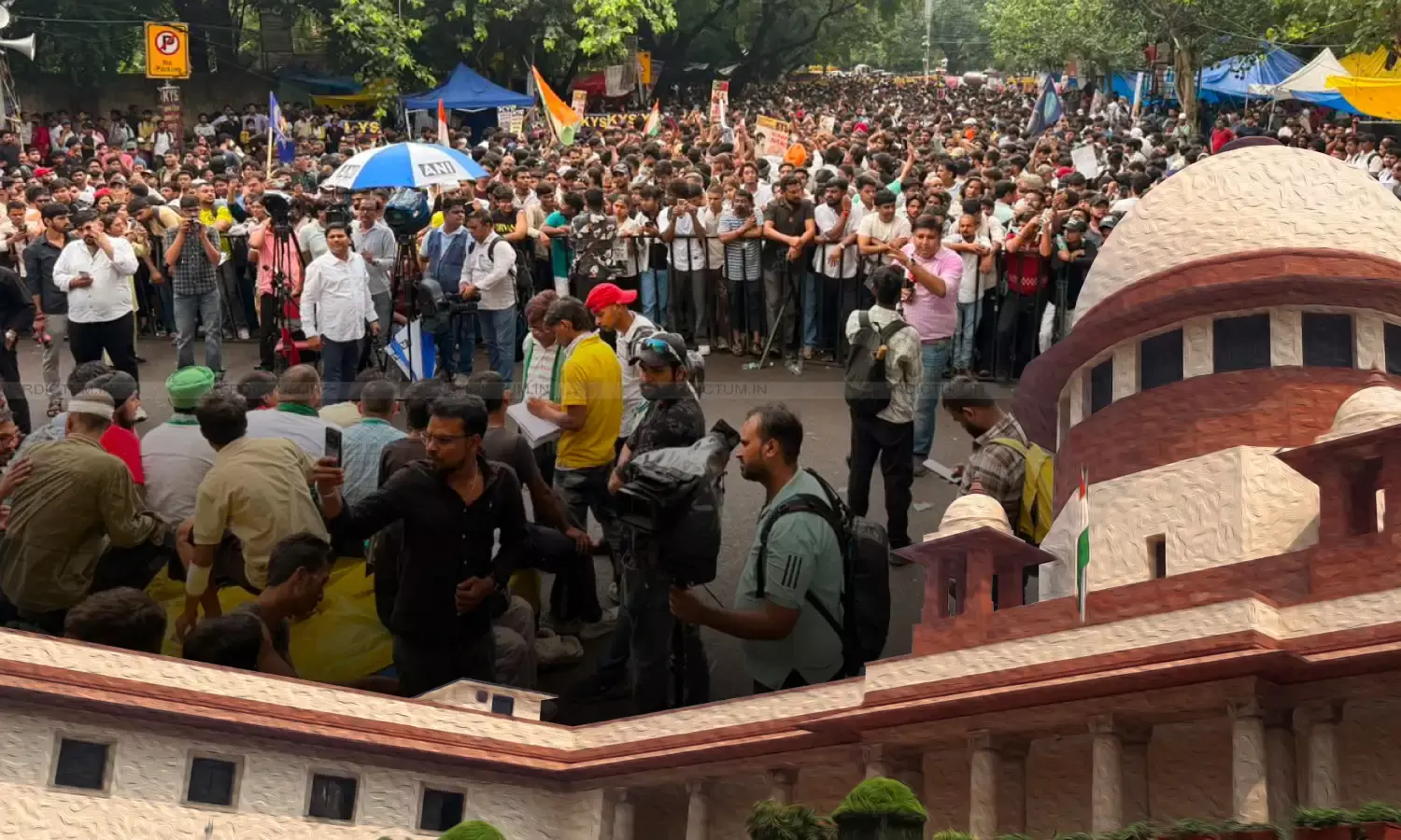 'ককরোচ' মামলায় সুপ্রিম কোর্টের কড়া পর্যবেক্ষণ, ছাত্র আন্দোলনে সমাজবিরোধী অনুপ্রবেশের আশঙ্কা; রাজ্যের কাছেও রিপোর্ট চাইল শীর্ষ আদালত