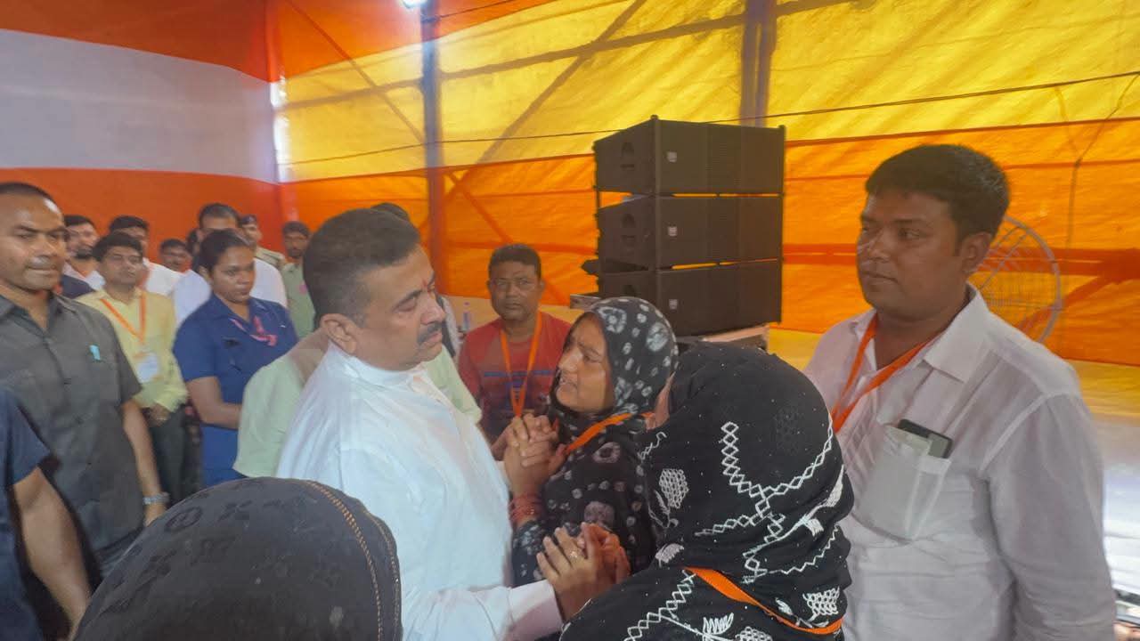 মুর্শিদাবাদে স্বজনহারাদের সামনে কড়া হুঁশিয়ারি শুভেন্দুর! ‘দোষীর চূড়ান্ত শাস্তি হবেই, এটা ক্ষমার অযোগ্য’ গেটম্যানের বিরুদ্ধে কঠোর বার্তা মুখ্যমন্ত্রীর