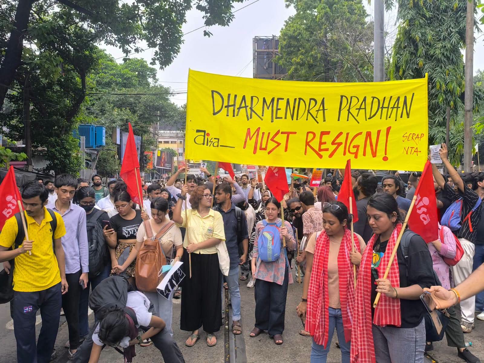 SFI Cockroach rally : NEET প্রশ্নফাঁসের প্রতিবাদে কলকাতায় এসএফআইয়ের রাত জাগো কর্মসূচি, আরজি কর আন্দোলনের আদলে পথে ছাত্ররা