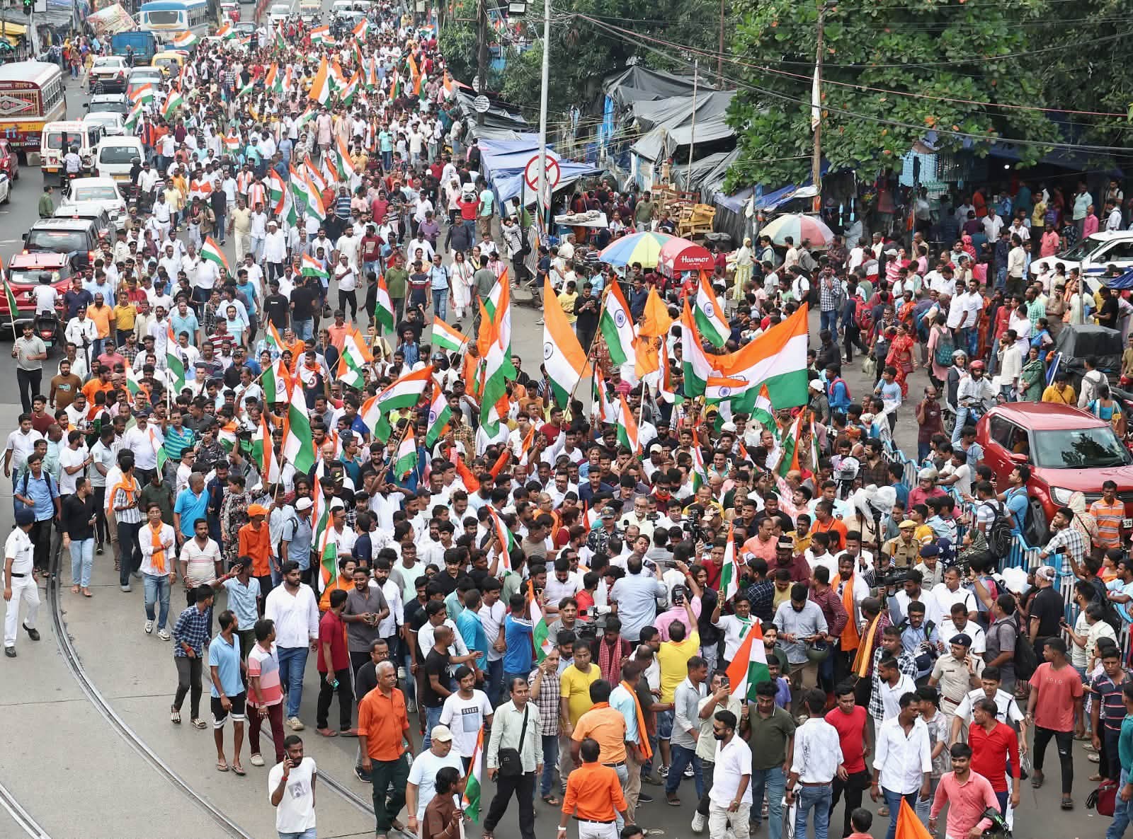 BJP protest Rally : দলীয় পতাকা ছেড়ে জাতীয় পতাকা হাতে 'আরশোলা মারার ওষুধ' কলকাতার দুই প্রান্তে মিছিল বিজেপি নেতা-কর্মী-সমর্থকদের