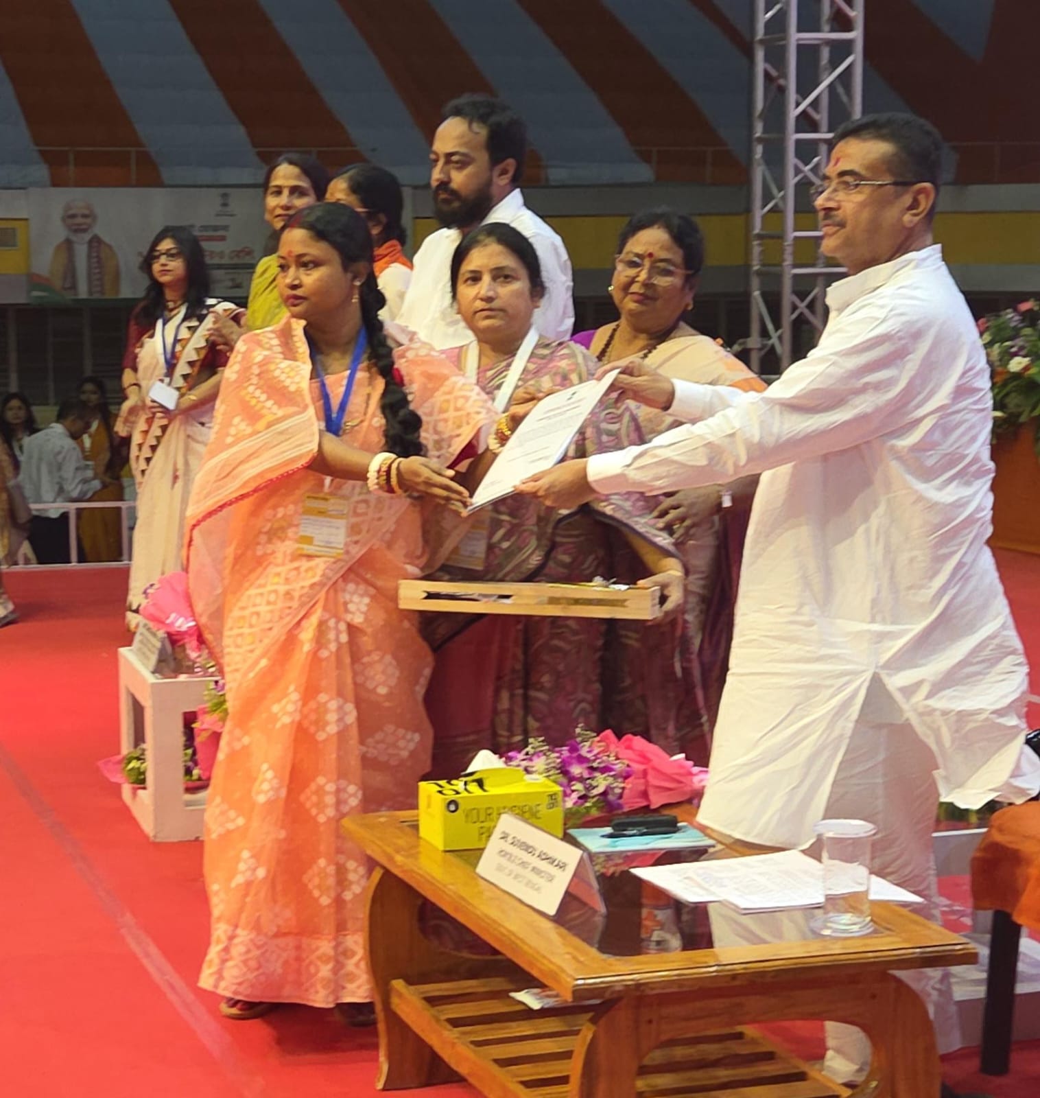 Suvendu Annapurna Yojana : ‘লক্ষ্মীর ভাণ্ডারের টাকা কেন পুরুষরা পাবে?’ অন্নপূর্ণা যোজনার চেক তুলে দিয়ে কটাক্ষ শুভেন্দুর