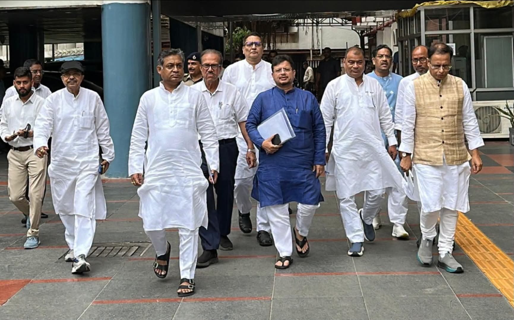 TMC vs TMC : তৃণমূলের প্রতীক নিয়ে নতুন সংঘাত! নির্বাচন কমিশনের ফুল বেঞ্চে ঋতব্রত শিবিরের বৈঠক ঘিরে বিস্ফোরক প্রশ্ন ‘কালীঘাট তৃণমূল’-এর