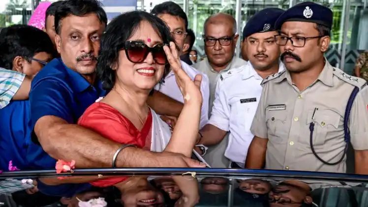 ১৯ বছর পর কলকাতায় তসলিমা! লাল পাড়-সাদা শাড়িতে আবেগঘন প্রত্যাবর্তন, বই প্রকাশে থাকছেন মুখ্যমন্ত্রী শুভেন্দু