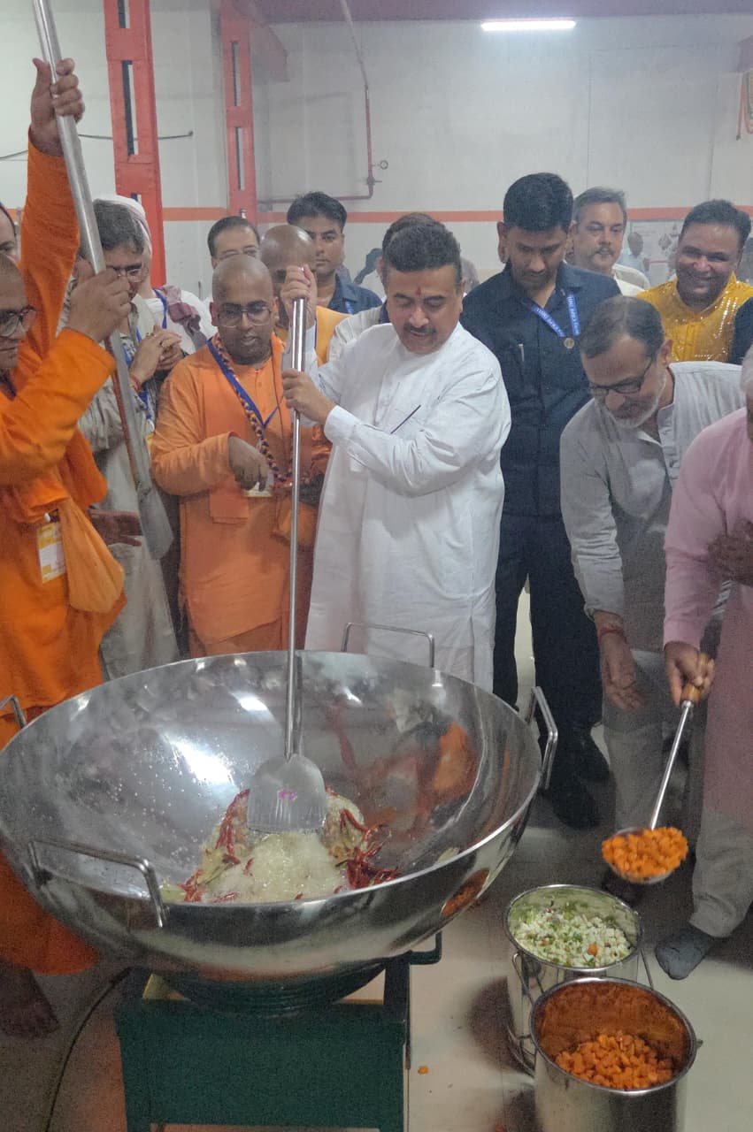 Suvendu Iskcon Mid Day Meal : সরকারি স্কুলের পড়ুয়াদের পাতে ইস্কনের রান্না খাবার দেওয়া শুরু, তারাতলার মেগা কিচেনে মিড ডে মিল রান্না শুভেন্দুর