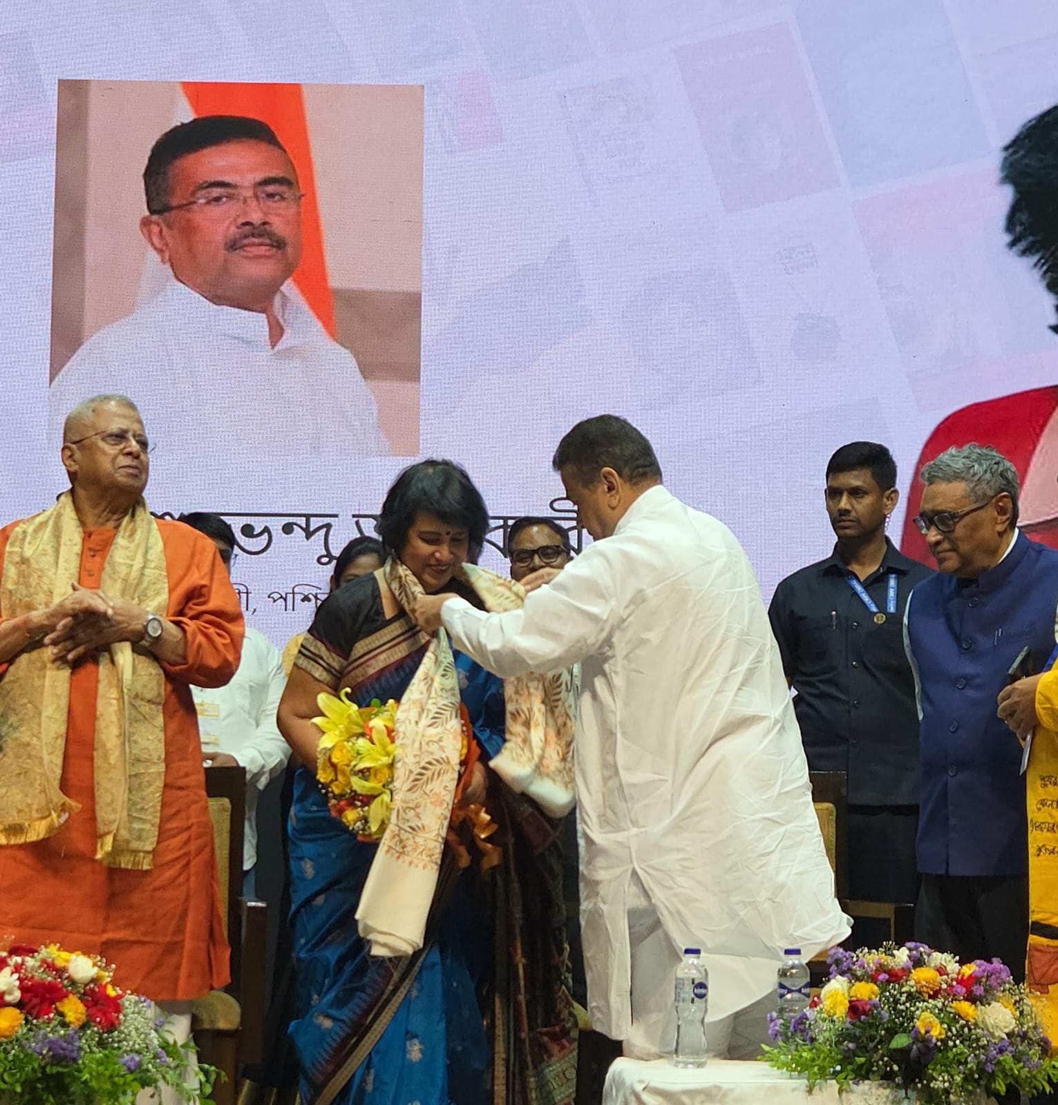 Taslima Nasrin Kolkata: 'বাংলায় যখন খুশি আসবেন, এখানে গণতন্ত্র সুরক্ষিত' রবীন্দ্র সদনে তসলিমা নাসরিনের পাশে দাঁড়িয়ে আশ্বাস শুভেন্দুর