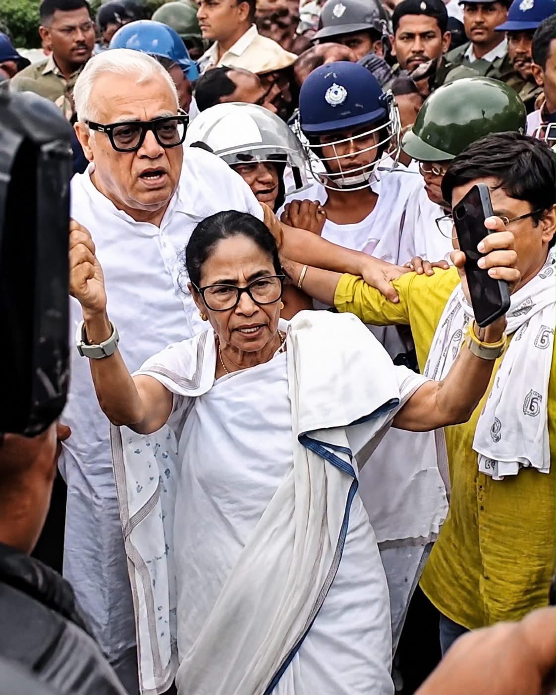 Mamata Attacked : নিহত তৃণমূল কর্মীর বাড়িতে যাওয়ার পথে আক্রান্ত মমতা, চোর চোর স্লোগান তুলে ইট ও গোবর ছোঁড়া হল প্রাক্তন মুখ্যমন্ত্রীর গাড়িতে, তীব্র নিন্দা প্রাক্তন মুখ্যমন্ত্রীর