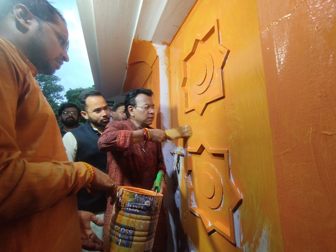 ২৪ ঘণ্টায় ফের গেরুয়া! অ্যাকাডেমি অফ ফাইন আর্টসের টিকিট কাউন্টার ঘিরে তুঙ্গে রাজনৈতিক তরজা